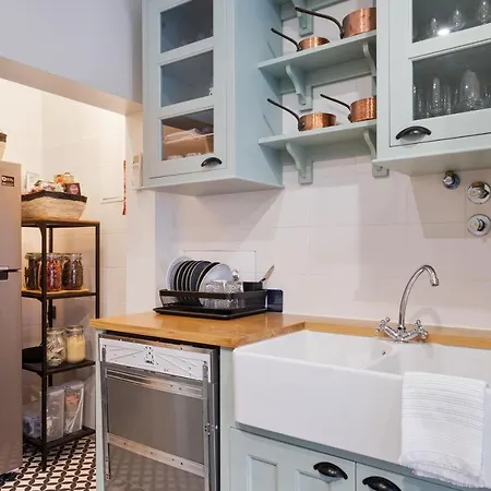Апартаменты Bella Vista - Modern Classic In Heart Of City *