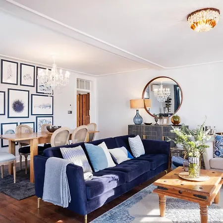 Bella Vista - Modern Classic In Heart Of City Apartment *