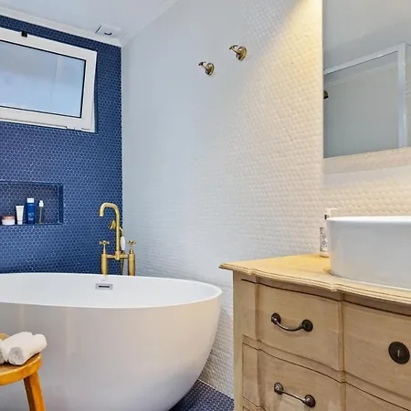 Bella Vista - Modern Classic In Heart Of City *
